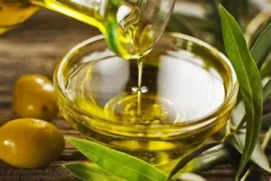 Mallakastra “mbushet” me vaj ulliri, fermerët në krizë nga mungesa e tregut