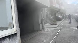 Zjarr brenda një parkingu të një pallati në Shkodër, zjarrfikëset në vendngjarje
