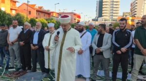 Festohet sot Kurban Bajrami, qindra besimtarë myslimanë lushnjarë falin namazin në sheshin qendror të qytetit