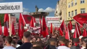“Mos ma përktheni të ardhmen!”/ Studentët në Shkup kërkojnë dorëheqjen e Ministrit të Drejtësisë: Kjo gjuhë ka dëshmorë pas vetes