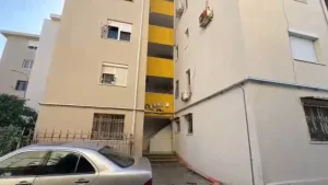 Shkodër, i riu hidhet nga pallati, humb jetën