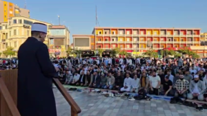 Festohet Kurban Bajrami në Fier, pas faljes së namazit besimtarët shkëmbyen mesazhet e dashurisë vëllazërore e të mirëqenies