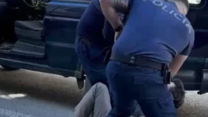 Tentoi t’i shpëtonte arrestimit nga policia, përplasi me makinë 4 automjete të parkuara në rrugë, arratiset autori
