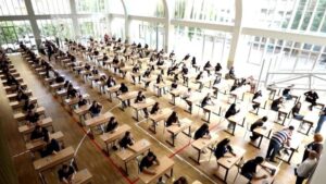 575 maturantë të Lushnjës i nënshtrohen sot provimit të Gjuhës Shqipe dhe Letërsisë. Dalin tezat e Gjuhës Shqipe dhe Letërsisë