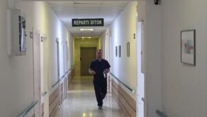 Sulmet e insekteve dhe zvarranikëve nisin më herët në Fier, toksikologët: Pranvera e nxehtë dhe e thatë ka rritur përqendrimin e helmit