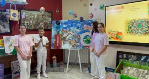 Nxënësit e klasës së 6-të të shkollës “Nënshkruesi i Pavarësisë Nebi Sefa” shpalosin kreativitetin dhe njohuritë në projektin “Ekspozita”.