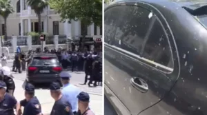 Protestuesit jashtë Kuvendit ‘lajnë’ me vezë makinat e deputetëve dhe ministrave, policia kordon sigurie, Arben Kola: Mos provokoni
