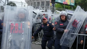 Kaos para ndeshjes hapëse të Botërorit, policia përplaset me tifozët që tentuan të futeshin në stadium pa biletë