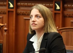 Deputetja Marjana Koçeku largohet nga Komiteti Parlamentar për Stabilizim-Asoocim, ja kush e zëvendëson