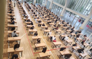 Nis sot Matura Shtetërore, 575 maturantët lushnjarë i nënshtrohen provimit të Gjuhës së Huaj. Mininistrja e Arsimit Kumbaro uron maturantët