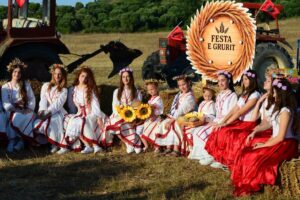 “Festa e Grurit” rikthen traditën në Apoloni, mijëra vizitorë festojnë trashëgiminë e Myzeqesë