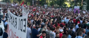 “Në Bullgari ekzekutivi u largua brenda 3 javësh”/ Sheshi plot në kërkim të dorëheqjes së Ramës, DW: Qeveria duhet të pyesë veten “Pse?“