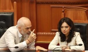 “Lugëndryshkurit e familjes sonë…”/ “Kaq shumë gurë hodhën përmbi mua, s’më frigojnë…”, Spiropali ironizon Ramën: Algoritmet, konspiracionet haluçinante… gjuha e shthurur