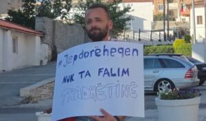 Protestë simbolike në Lushnjë në mbështetje të kauzës për Zvërnecin, organizatorët bëjnë thirrje për pjesëmarrje masive të premten