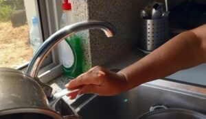 Banorët e fshatit Varibop në Cakran në protestë: Nuk kemi ujë, vjen një orë në ditë.