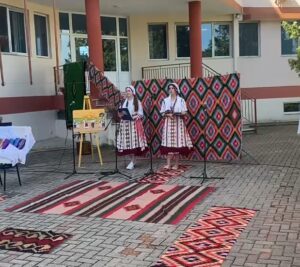 “Dasma Myzeqare”, nxënësit e klasës së 11-të të shkollës “Nebi Sefa” rikthejnë traditat e trevës