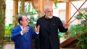 Rama mirëpret në Tiranë ish-presidentin francez, e dekoron me medaljen e artë të Mirënjohjes Publike