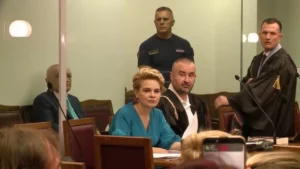 Meta përplaset me Kryemadhin në sallën e gjyqit. Ish-Presidenti: I di vetë ajo veprimet e saj. Ish-bashkëshortja: Mos u merr me llafe grash, vjen këtu me thashethemet e Dumanit