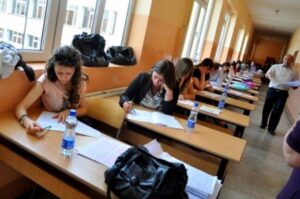 Nisën Provimet Kombëtare të Arsimit Bazë, 708 minimaturantë në Lushnjë iu nënshtrohen sot provimit në Gjuhën Shqipe!