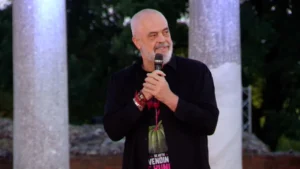 I proceduar për tetë vepra penale në 8 vite, Rama nxjerr “CV” e një prej firmëtarëve të protestës: Sorrat dhe korbat kanë marrë përfundimisht peng flamingot
