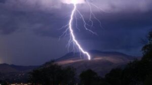 E rëndë në malësinë e Librazhdit! Rrufetë asgjësojnë tufën e dhive në Spathar, shpëton për mrekulli bariu i moshuar