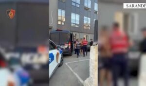 Grabisnin banesa dhe automjete, “çmontohet” grupi i “skifterave” në Sarandë. Katër në pranga, një në kërkim