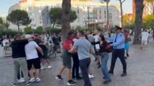 Tensione në protestë, tubuesit konfliktohen fizikisht me mbështetësit e PS. Ndërhyn policia
