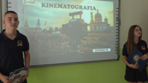 “Kinematografia”, projekti i klasës së 8-të solli historinë e filmit në skenën e shkollës.