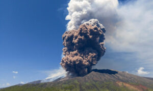 Zgjohet Etna! Re e dendur hiri mbi vullkanin më të madh aktiv në Europë, pezullohen fluturimet