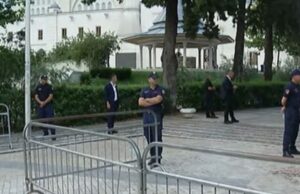 “BLINDOHET” KUVENDI/ Policia shton masat e sigurisë jashtë parlamentit, vendosen barriera metalike
