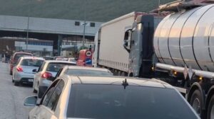 Kapshticë, radhë kilometrike dhe pritje deri në tri orë për udhëtarët
