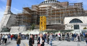 Populli turk feston rihapjen e Shën Sofisë si xhami me një marshim në Stamboll