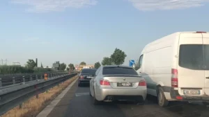 Aksident në autostradën Lushnjë-Fier, përplasen dy automjete pranë “Pushimit të Shoferit”, një i plagosur