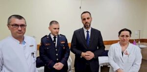 Përplasjet mes policisë dhe protestuesve/ Lamallari viziton në spital efektivët e lënduar: Sulmi ndaj tyre, sulm ndaj shtetit