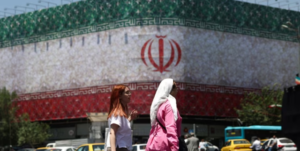 Irani zbut kontrollet për hixhabin / Gratë shfaqen pa shami në rrugët e Teheranit
