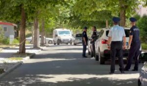 U paraqit në spital me thikën ende në qafe/ Zbardhen identitetet e të plagosurit dhe autorit të ngjarjes në Korçë