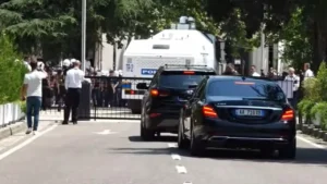 Peleshi tenton të dalë nga institucioni, protestuesit i bëjnë ‘pritë’ dhe godasin me ujë e vezë makinën, kthehet pas kreu i Kuvendit