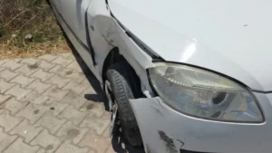 Aksident në aksin Lushnjë-Berat/ Makina përplaset me barrierat dhe përmbyset, të plagosurit ndodhen në spital 