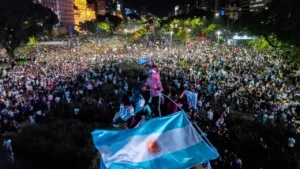 Buenos Aires në festë/ Qindra mijëra tifozë pushtojnë rrugët pas finales së Argjentinës: Kush nuk kërcen është anglez (Video)