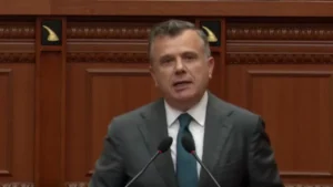 “Jo vetëm Irani dhe fqinjët, por këtu është përfshirë edhe Kremlini”, Balla sot nga Kuvendi: PD nuk erdhi se kishte frikë nga vezët