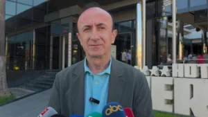 Siguria ushqimore në fokus gjatë sezonit turistik/ Kryeinspektori Sula takim me inspektorët e Fierit, paralajmëron kontrolle të shtuara