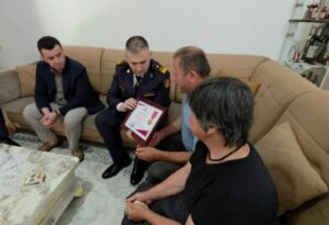 Mbeti i vrarë në krye të detyrës, gjatë aksionit në Maliq/ Hita vizitë në familjen e efektivit Enea Mekolli, djali merret nën përkujdesin e shtetit, i akordohet çeku simbolik