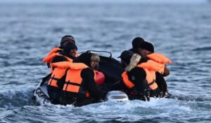 Rikthehen gomonet me emigrantë klandestinë në Vlorë, shpëtohen 11 persona në det