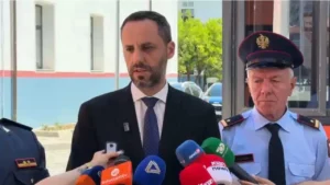 Qytetarët sulmuan punonjësit e Policisë dhe dëmtuan makinat e tyre, reagon Lamallari: Ata që dhunojnë çdo gjë nuk janë protestues, por vandalë