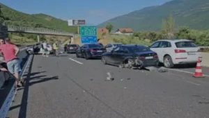 Aksident i rëndë pranë pikës kufitare në Morinë, 6 makina përplasen mes tyre/ Shtatë të plagosur, mes tyre një grua shtatzënë dhe një fëmijë