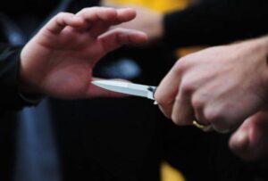E “spiunoi” tek i ati sepse konsumonte lëndë narkotike/ 16-vjeçari plagos me thikë xhaxhanë