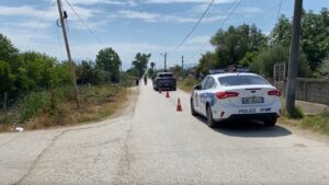 Fuoristrada përplas motoçikletën në aksin Pirrë–Kamçisht, plagoset rëndë 76-vjeçari. Ndalohet drejtuesi i mjetit