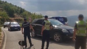 Aksident pranë Malit të Tomorrit/ Makinës nuk i punuan frenat dhe doli nga rruga, plagosen 7 persona, dy në gjendje të rëndë te Trauma
