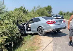 Aksident në Fier-Shegan, përplasen Benz-i me furgonin, plagoset një i moshuar