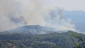 Vijojnë të jenë aktive disa vatra zjarri në Krujë, era e fortë favorizon përhapjen e flakëve, ndërhyrje nga toka dhe ajri